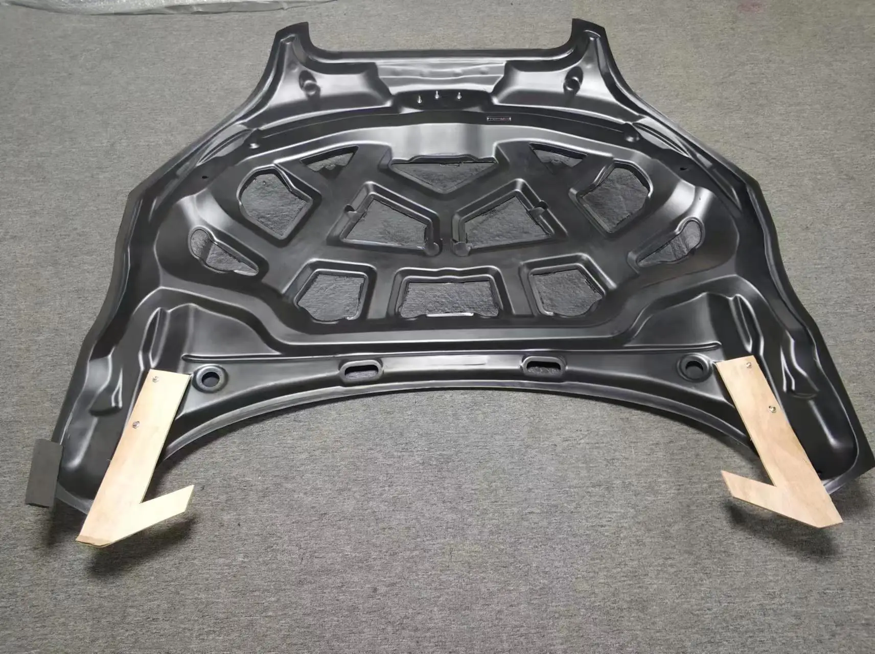 Capó de fibra de carbono ventilado para Audi TTS 8J (2008-2015) - imagen 3