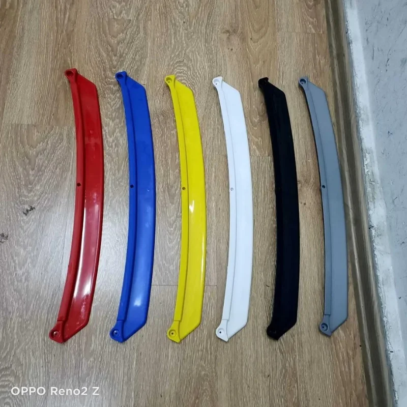 Labio de parachoques delantero en color, divisor exterior