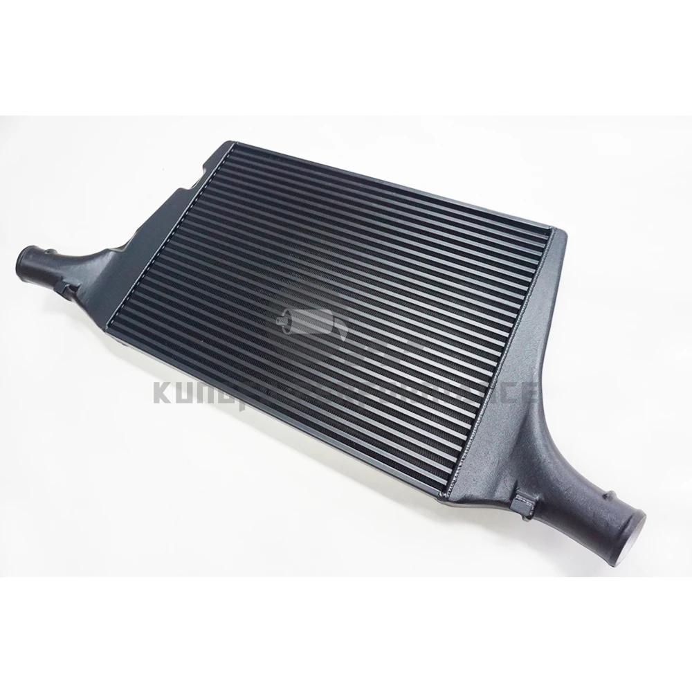 Núcleo y conexiones del intercooler de gran volumen