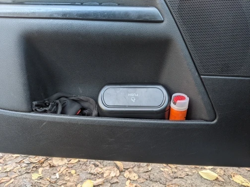 Cubo de basura colgante para coche en uso