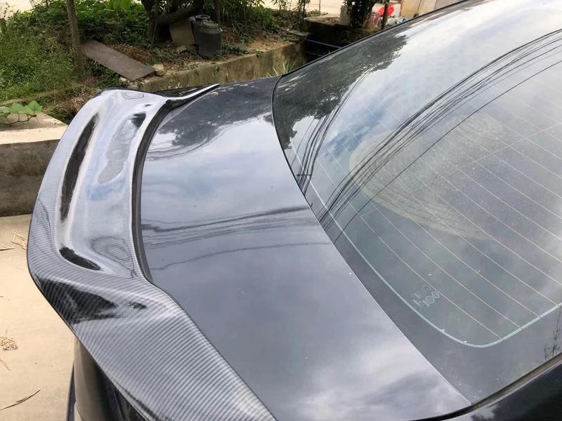 Alerón Mazda 6 fibra de carbono Kirnese desde ángulo trasero a tres cuartos