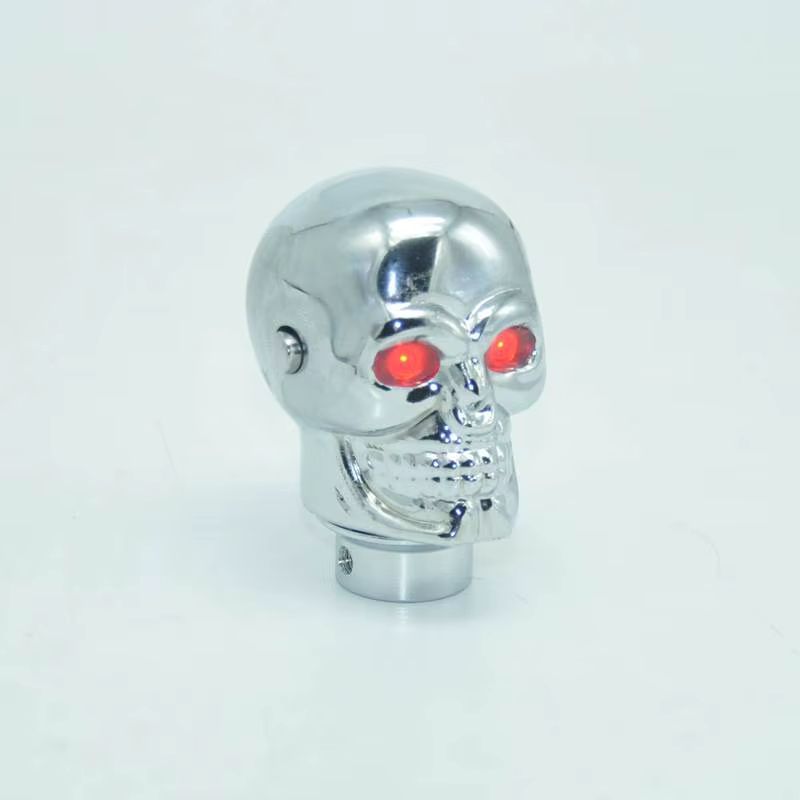 Detalle de la perilla de cambio con calavera