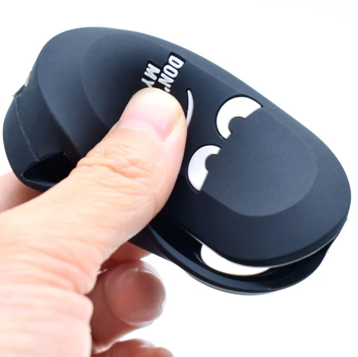 Funda flexible instalada sobre una llave de automóvil