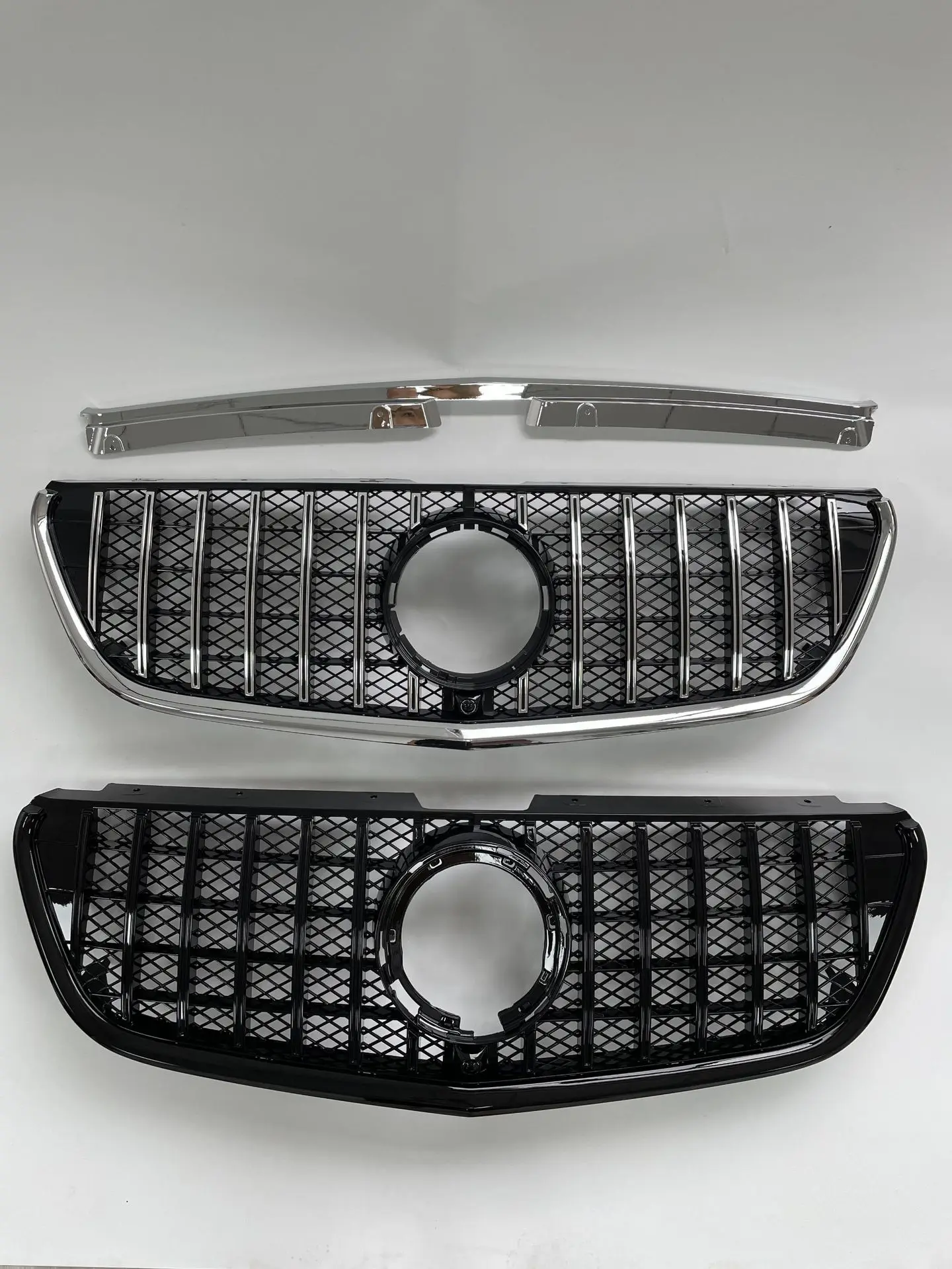 Frontal deportivo con rejilla de carreras