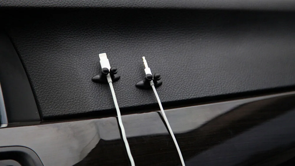 Clip organizando cables de carga