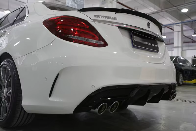 Vista del alerón trasero instalado en un Mercedes-Benz Clase C
