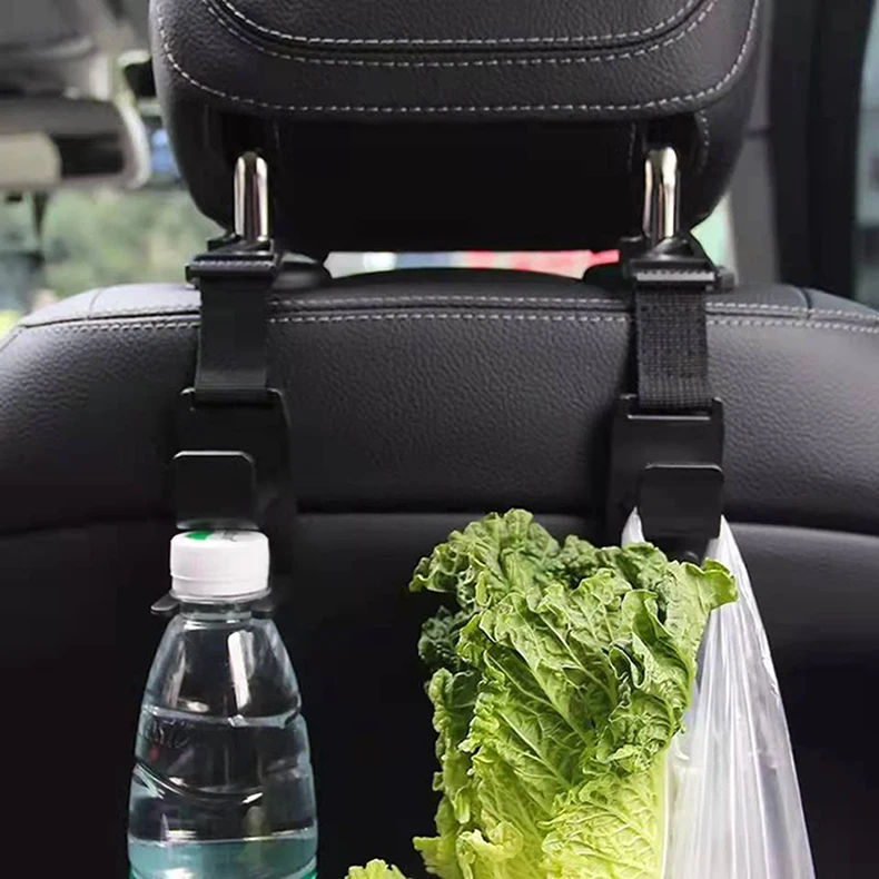Gancho instalado en reposacabezas de coche