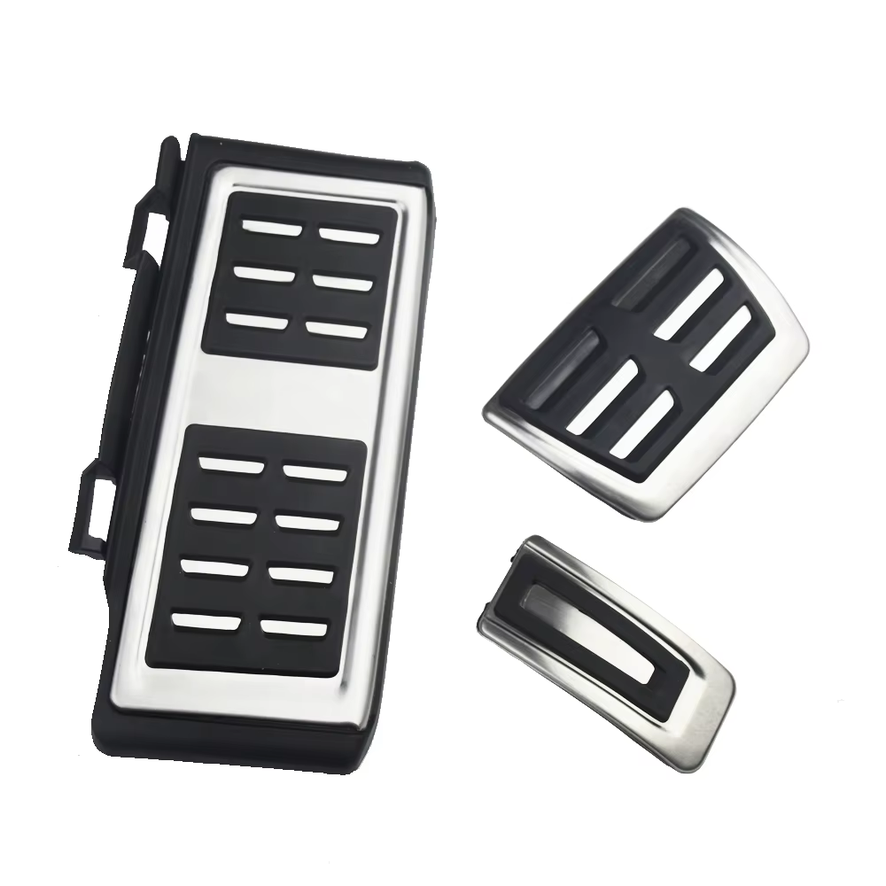 Detalle de las cubiertas de pedales para transmisión manual y automática
