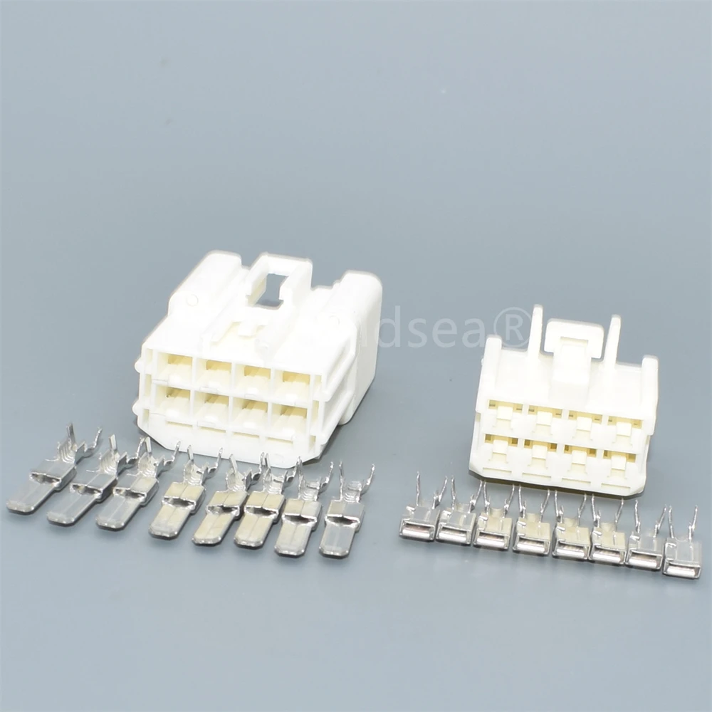 Detalle del conector macho hembra para cableado de automóvil