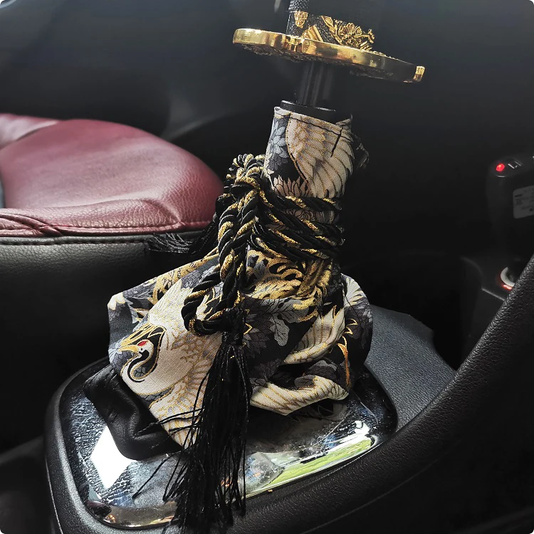 Accesorio decorativo para el interior de un automóvil con transmisión manual o automática