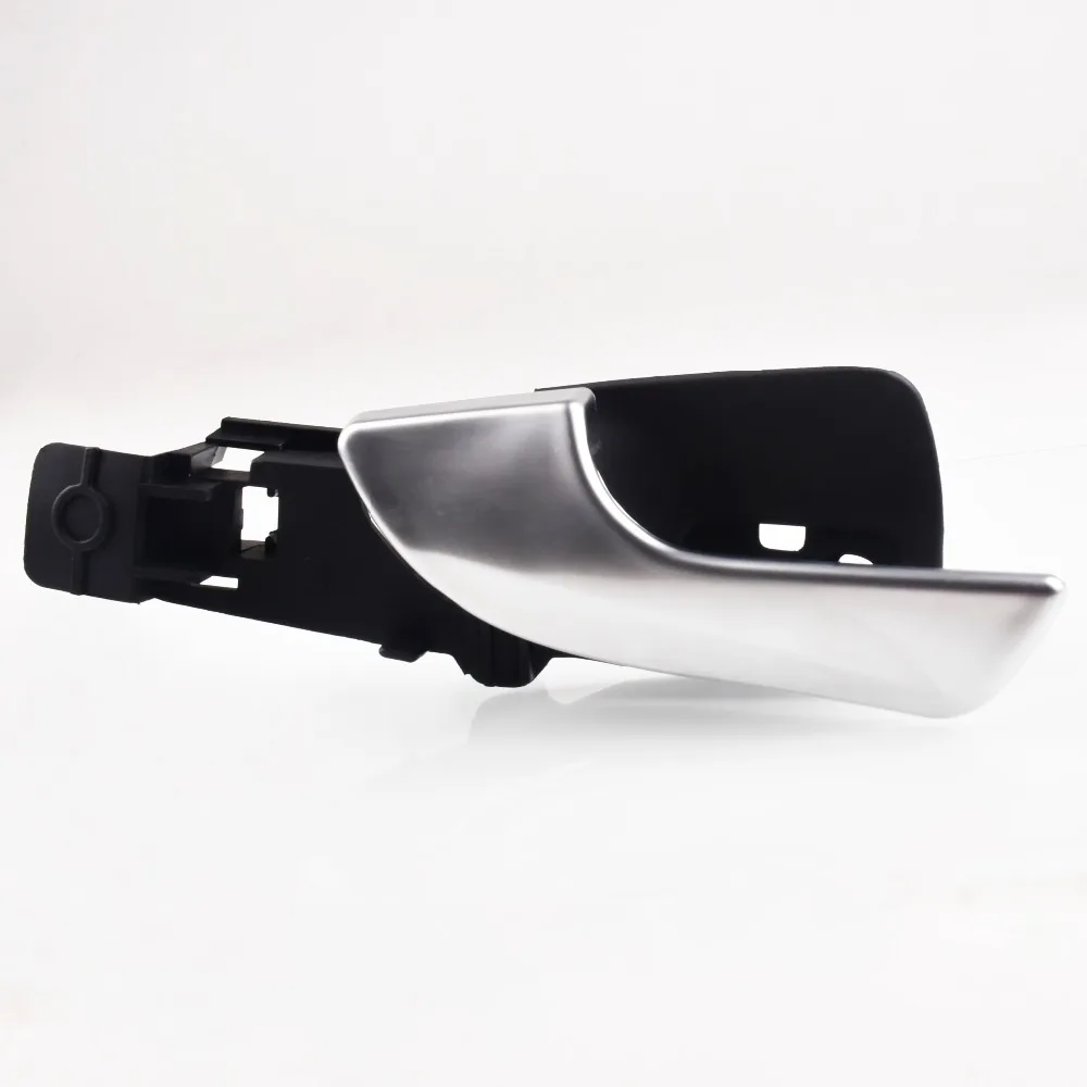 Detalle del acabado cromado de la manija delantera izquierda