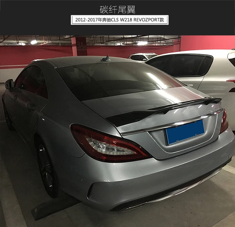 Detalle del acabado en fibra de carbono del alerón