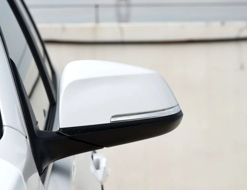 Detalle del diseño de la cubierta para retrovisor BMW
