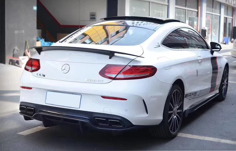 Alerón trasero instalado en el maletero del Mercedes W205