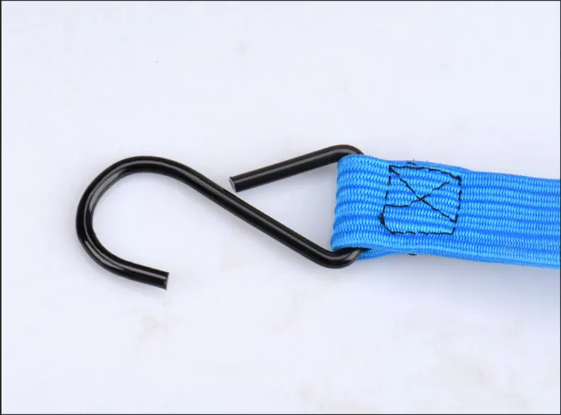 Detalle de la hebilla metálica y el tejido de nailon