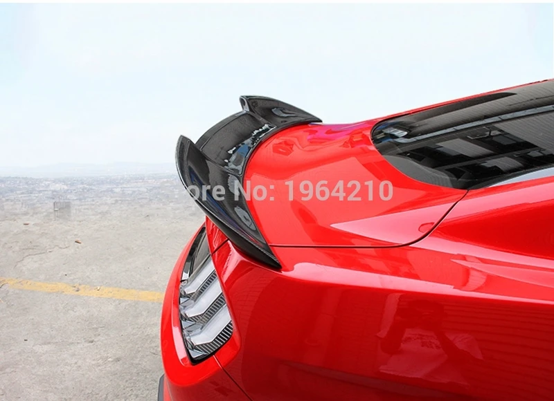 Vista frontal del alerón trasero MONTFORD para Mustang