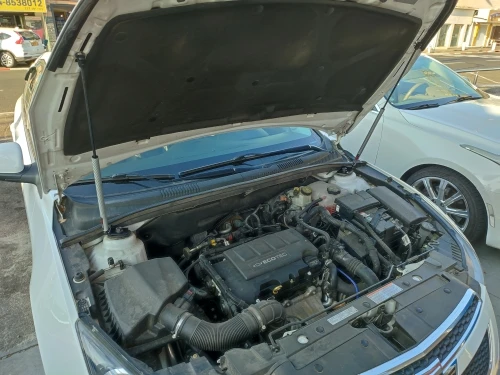 Capó Chevrolet Cruze J300 con puntales de gas y soporte elevación - imagen 5