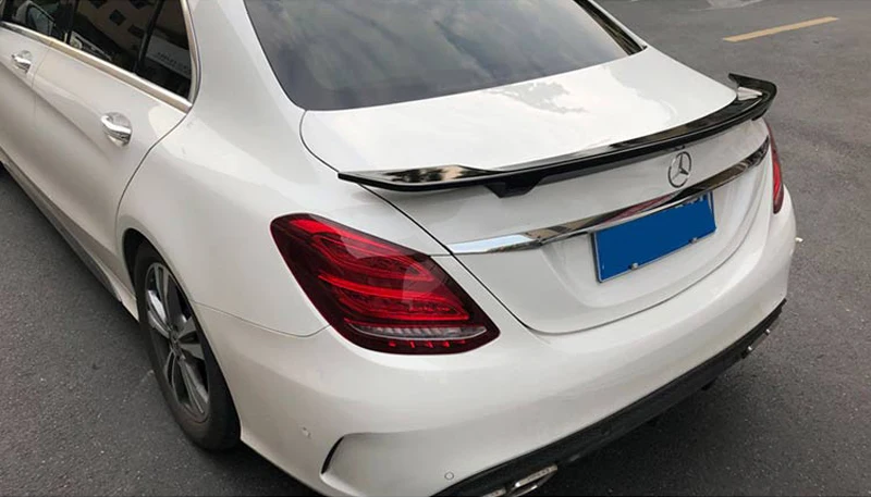 Alerón estilo Renn V2 en un sedán Mercedes-Benz