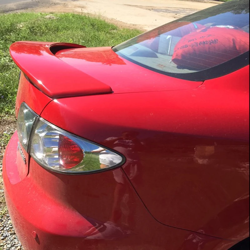 Vista trasera del alerón instalado en el Mazda 6