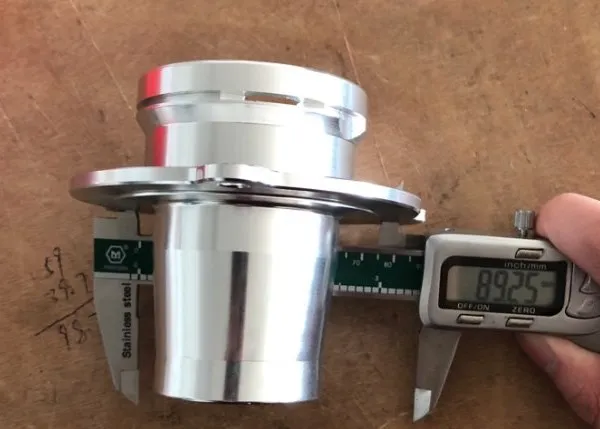 Instalación del tubo de eliminación en compartimento motor