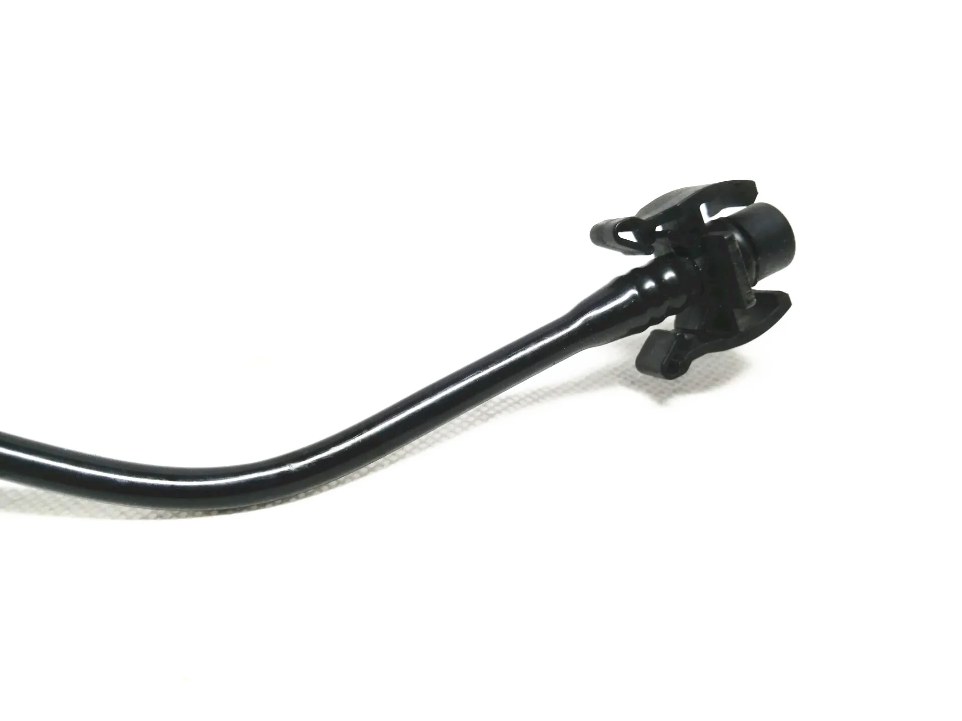 Tubo de tanque de expansión instalado en el vano motor