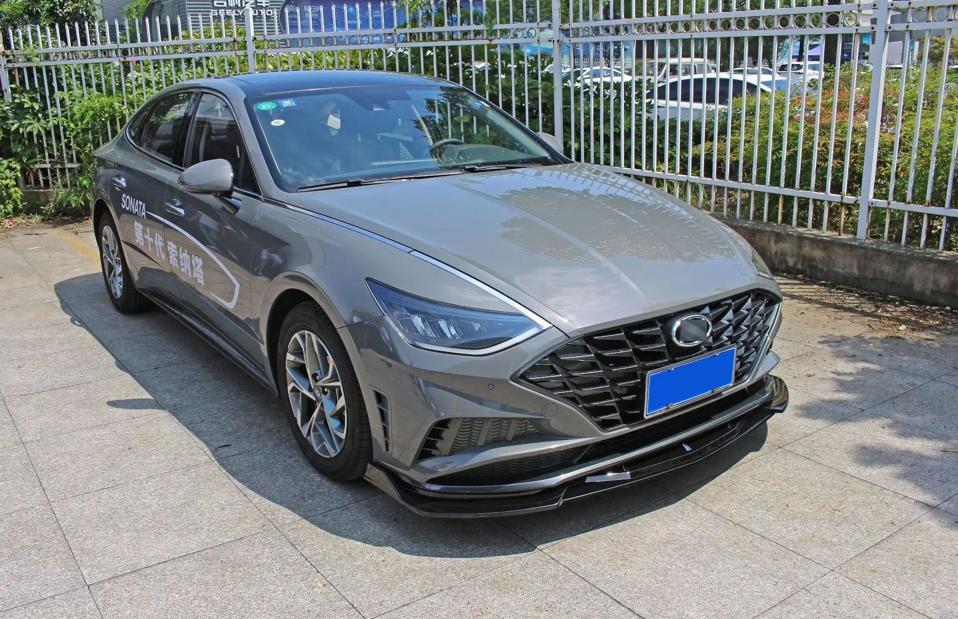 Detalle del frontal con estética tipo carbono
