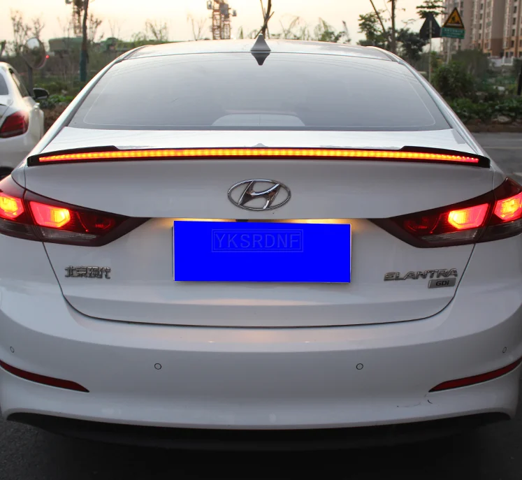 Vista frontal del alerón trasero para Hyundai Elantra