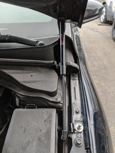 Puntales de capó KONOTSUBASA instalados en un Hyundai Ioniq