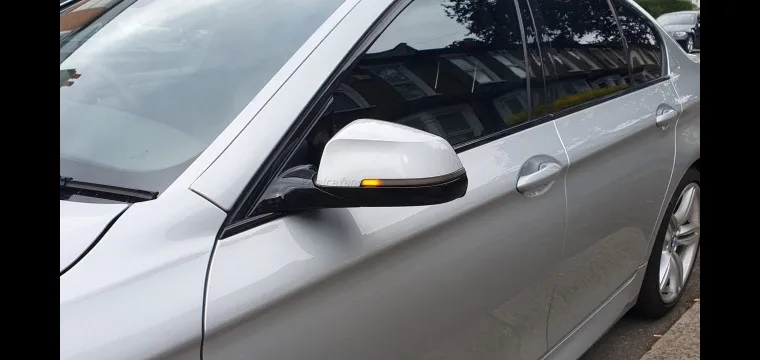 Indicador dinámico LED en espejo