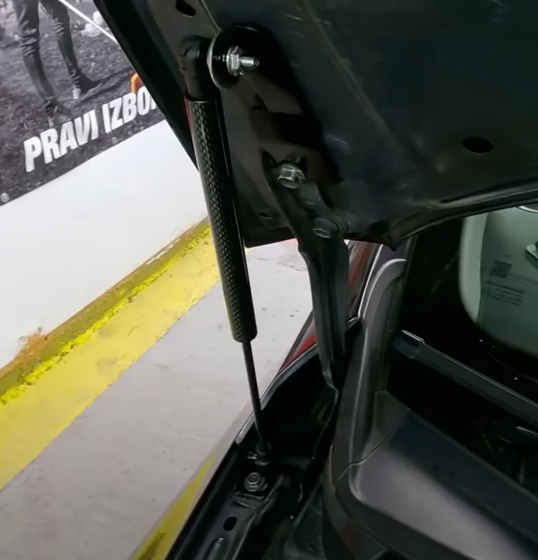 Puntales de gas instalados en el capó delantero del Kia Ceed Cee'd II JD