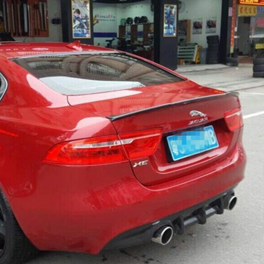 Detalle del spoiler trasero de fibra de carbono para Jaguar XE