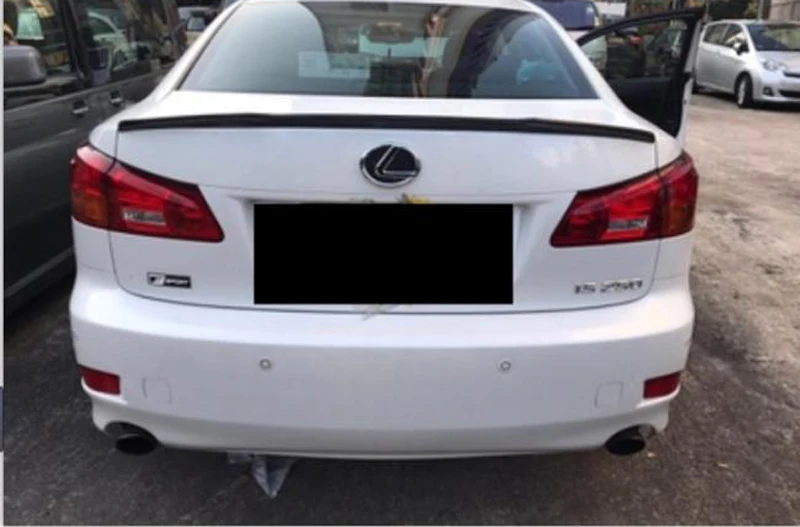 Alerón trasero de fibra de carbono instalado en un Lexus IS