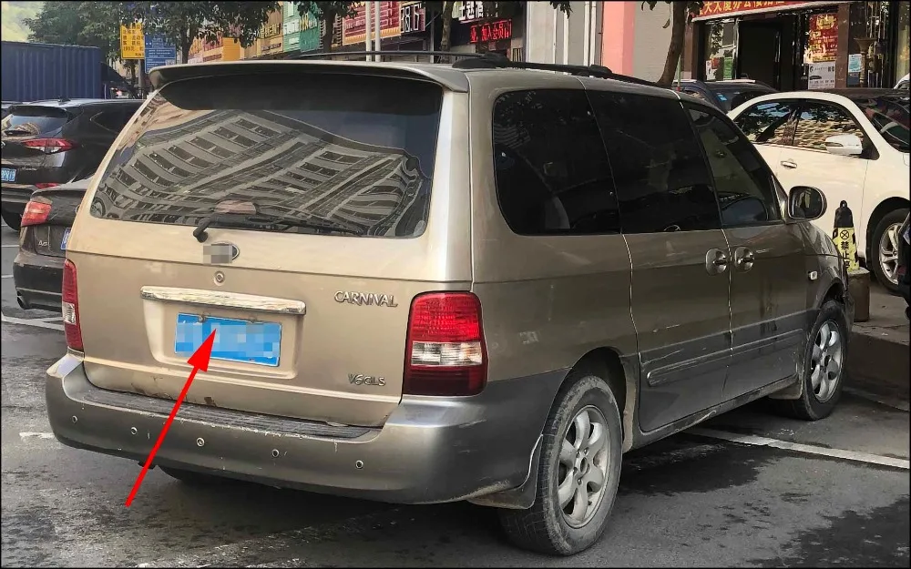 Detalle de la cámara trasera compatible con Kia Carnival y Sedona