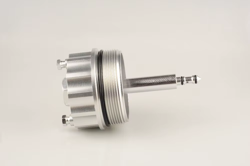 Detalle de la tapa adaptadora de aluminio