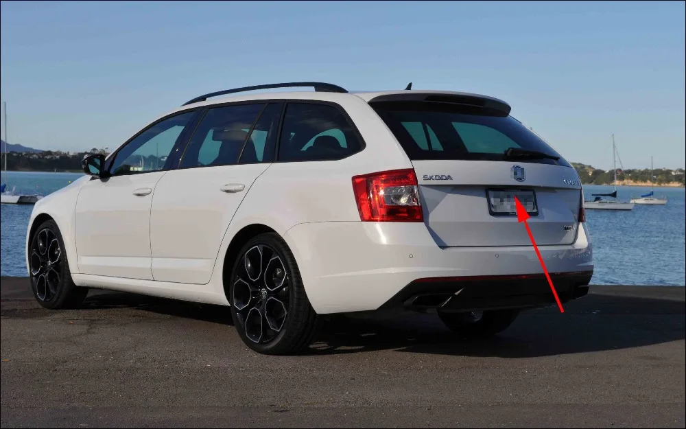Detalle de la cámara de visión trasera para SKODA Octavia