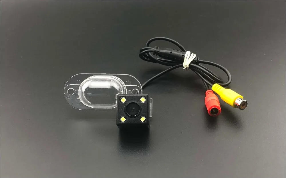 Detalle del conector y cableado trasero listo para conectar
