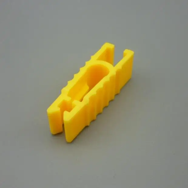 Detalle del clip extractor para fusibles de coche