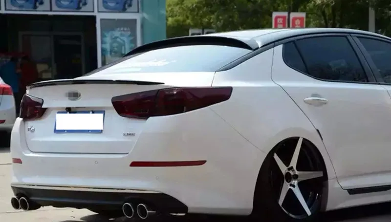 Vista trasera del coche con las puntas instaladas