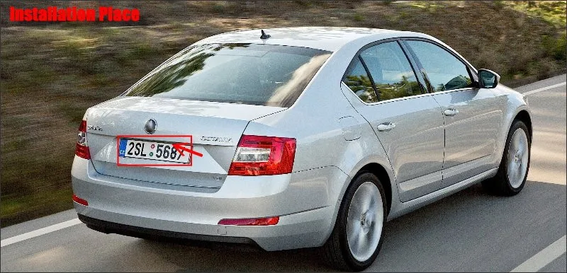 Cámara trasera para Skoda Octavia instalada junto a la matrícula