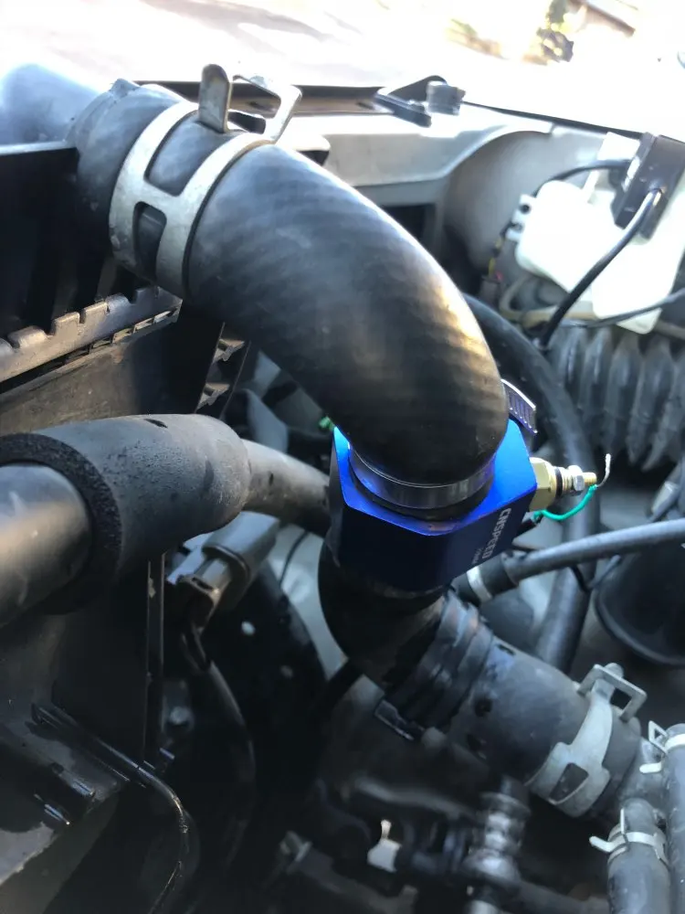 Adaptador Dynoracing instalado en una manguera de refrigerante