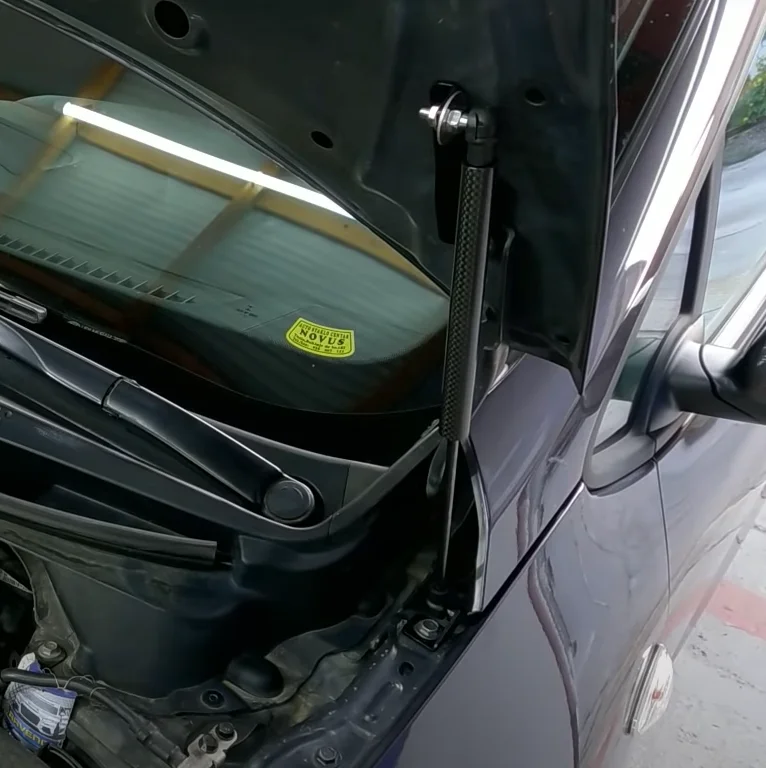 Detalle de los soportes y amortiguadores de gas para el capó