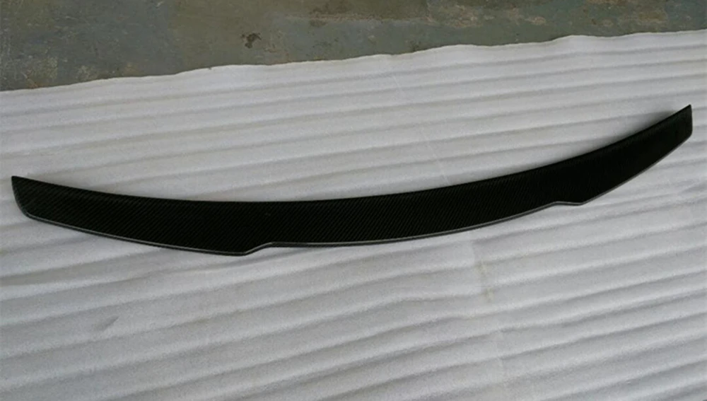Detalle del acabado y diseño del spoiler para Jaguar XE
