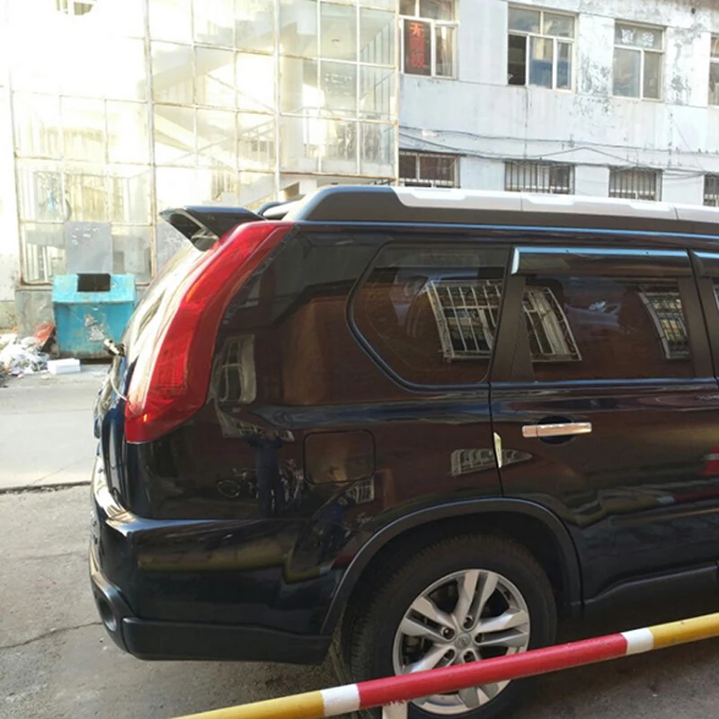 Detalle del borde del alerón ABS siguiendo la línea del portón del X-Trail