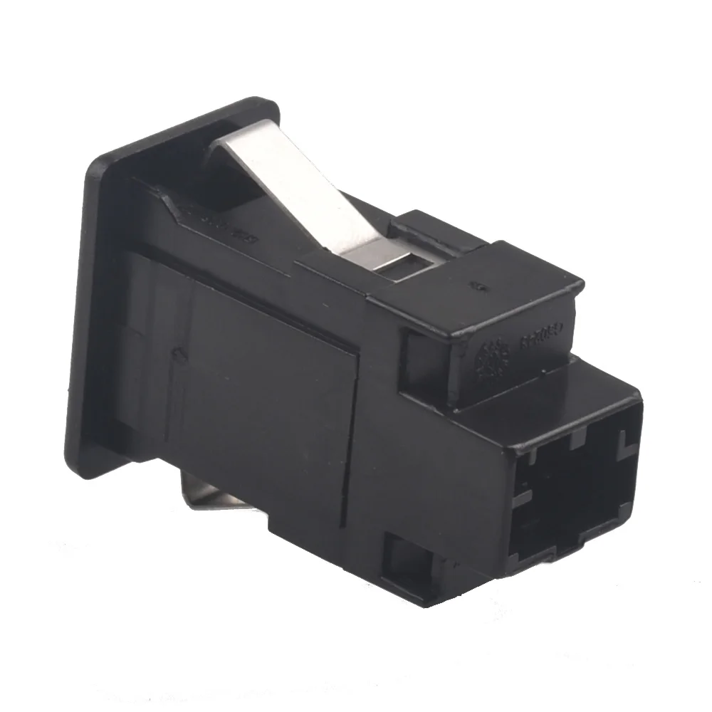 Detalle del adaptador AUX y sus conexiones
