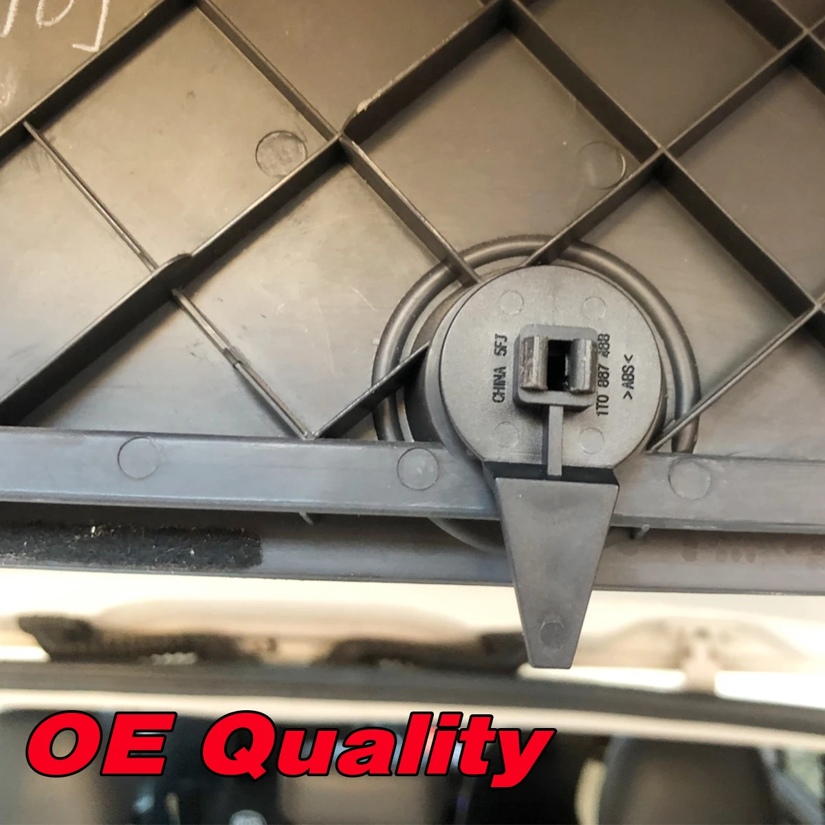 Clip de puerta trasera VW Tiguan y Touran con cubierta triangular - imagen 4
