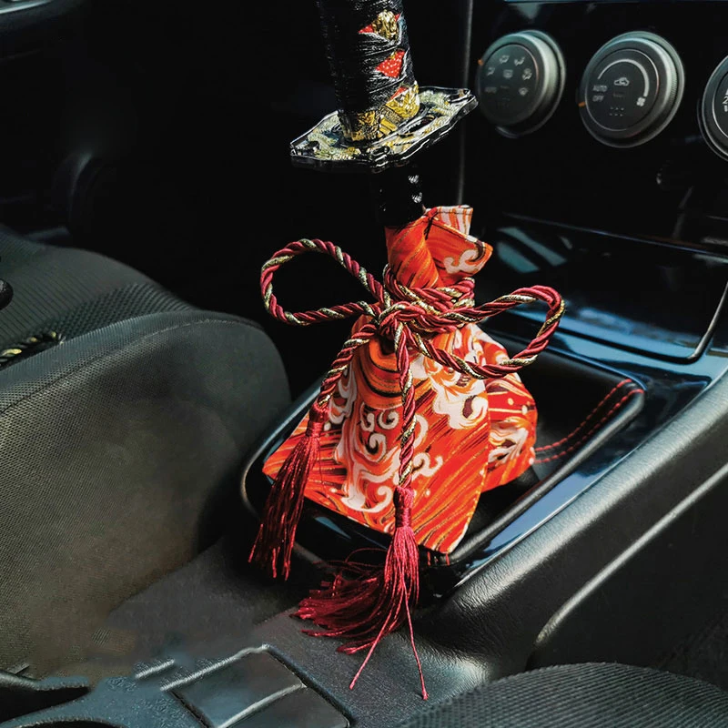Cubierta de perilla de palanca de cambios Katana de lona instalada en el interior de un coche