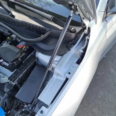 Puntal capó fibra carbono para VW Virtus – Resorte gas - imagen 3