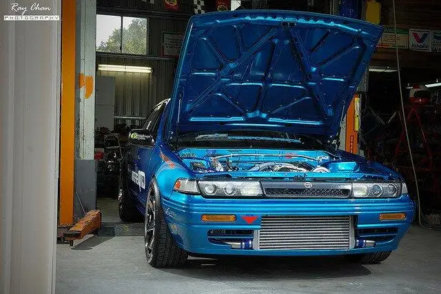 Kit capó Nissan Cefiro A31 88-94 con puntales gas y amortiguadores