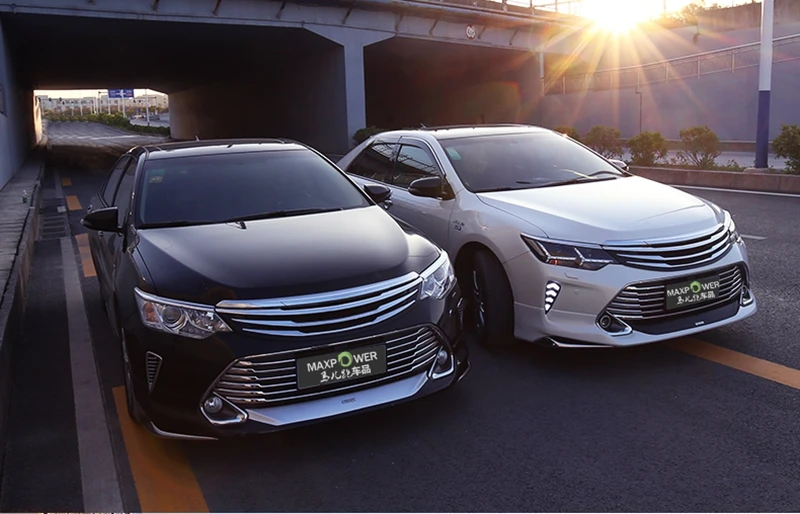 Vista frontal del Camry con la rejilla instalada