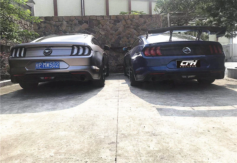 Detalle del acabado del alerón trasero estilo GT